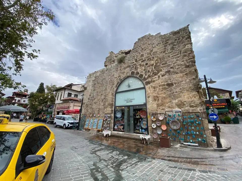 Kaleiçi'nde Tarihi Burcu Klima İçin Deldiler! 2